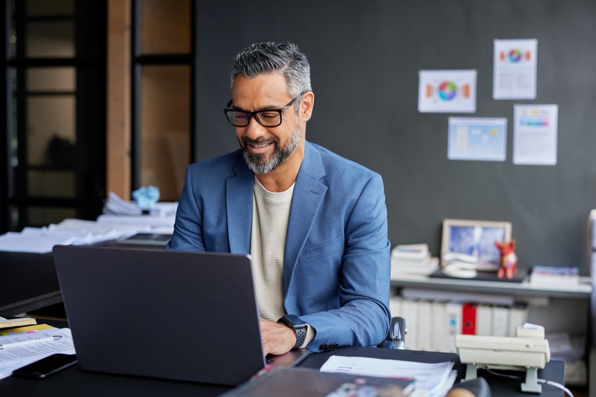 Government professional using archiving software